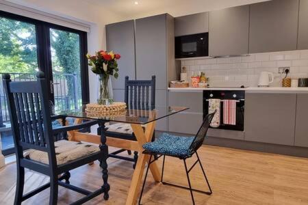 Beautiful Apartment Overlooking a Garden Londen Buitenkant foto